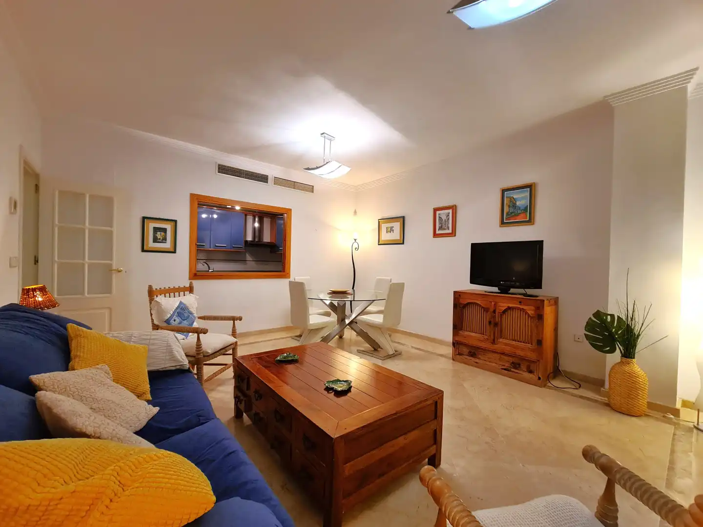 Sala d'estar de Apartament en venda en Sotogrande amb Jardí privat, Terrassa i Moblat