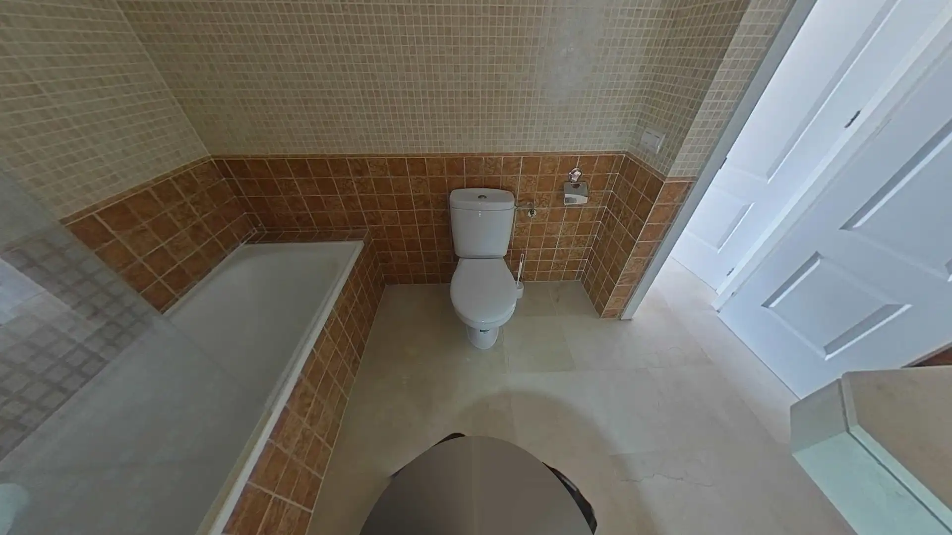 Badezimmer von Wohnungen zum Verkauf in Manilva mit Klimaanlage, Abstellraum und Schwimmbad