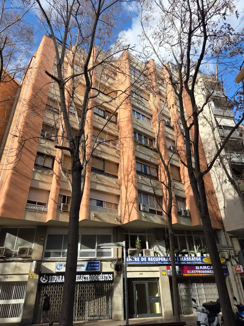 Vista exterior de Ático en venta en L'Hospitalet de Llobregat con Aire acondicionado y Terraza