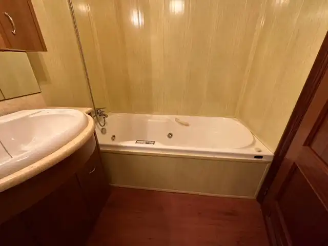 Baño de Casa adosada en venta en Huelva con Aire acondicionado, Calefacción y Jardín privado