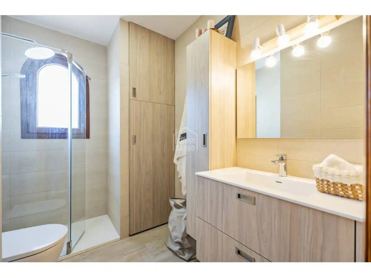 Bany de Apartament en venda en Es Mercadal amb Jardí privat, Terrassa i Moblat