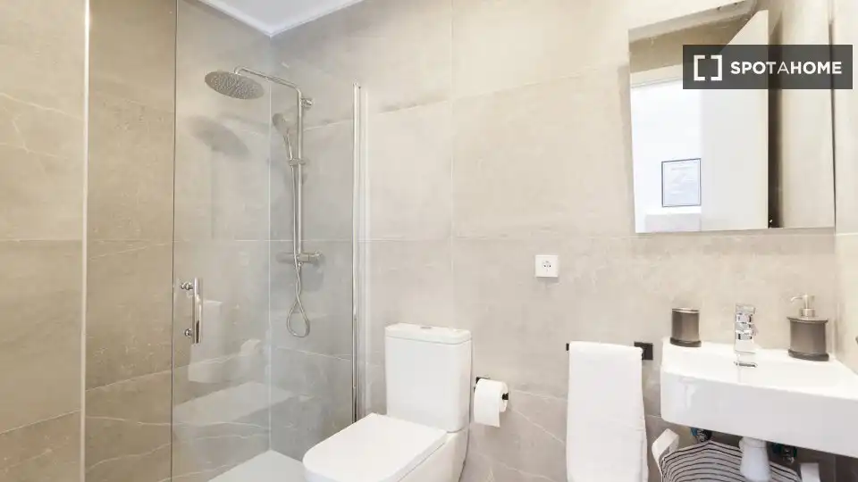 Baño de Piso de alquiler en Valencia con Aire acondicionado, Calefacción y Amueblado