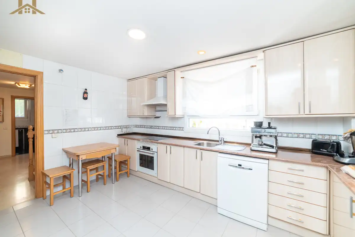 Cuina de Casa o xalet en venda en Arroyomolinos (Madrid) amb Aire condicionat, Jardí privat i Terrassa