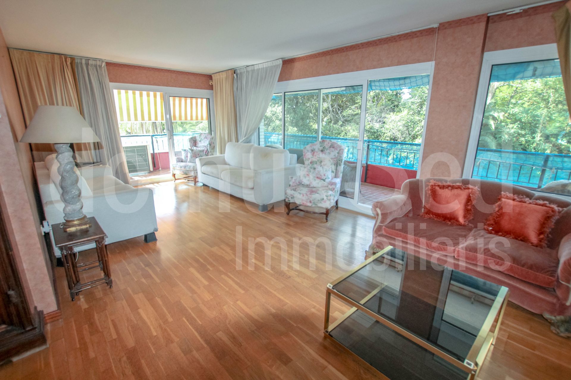 Sala d'estar de Pis en venda en El Masnou amb Aire condicionat, Calefacció i Parquet