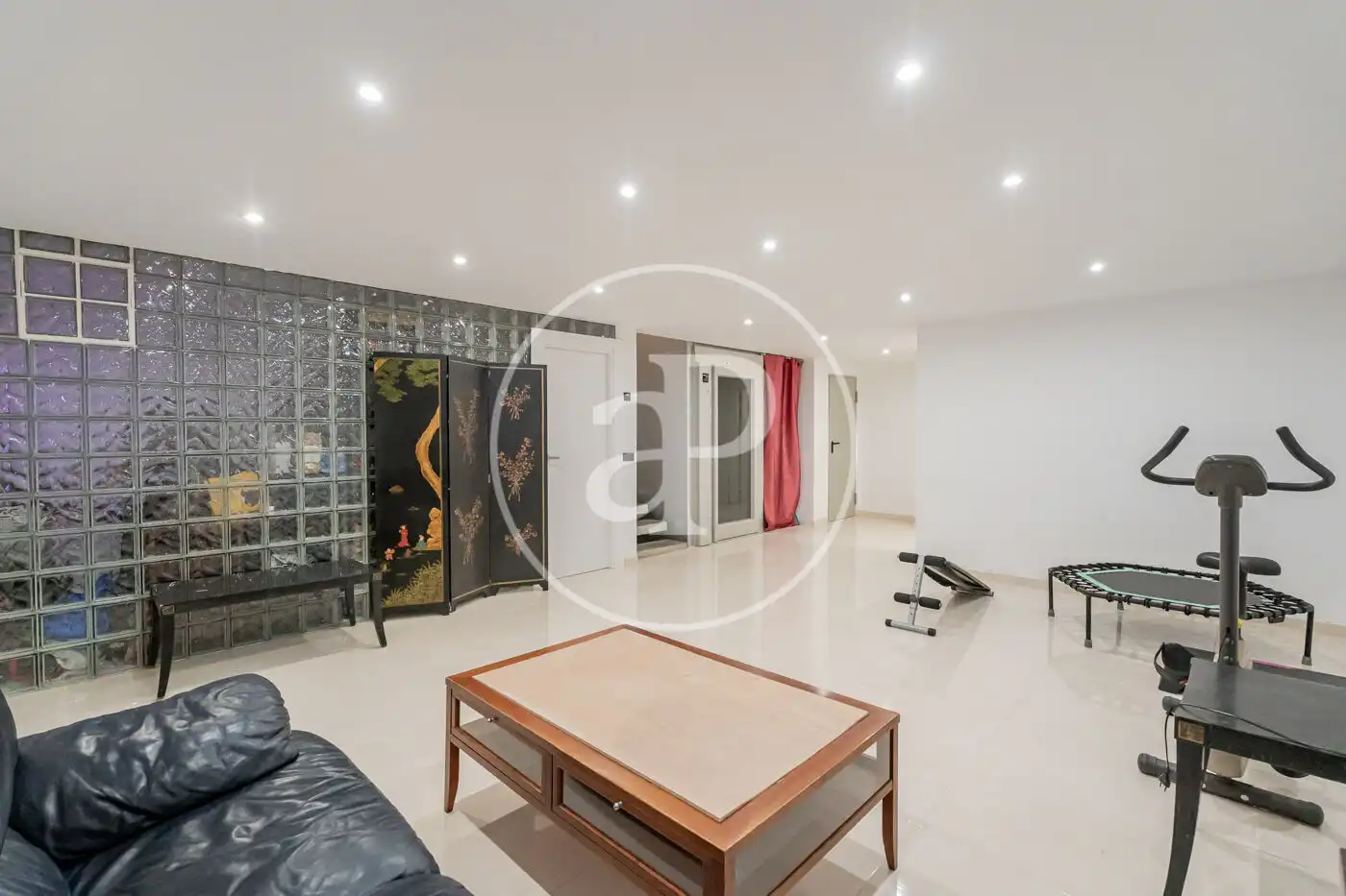 Sala de estar de Casa adosada en venta en Pozuelo de Alarcón con Aire acondicionado, Calefacción y Jardín privado