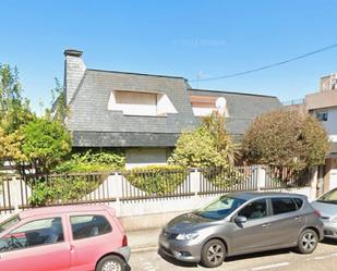 Vista exterior de Casa o xalet en venda en Vigo  amb Terrassa, Piscina i Balcó