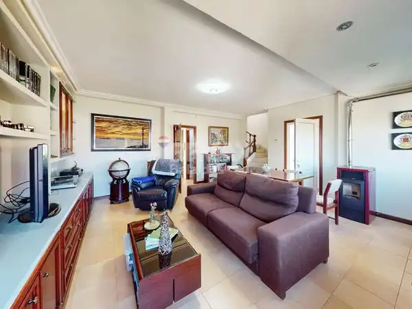 Sala d'estar de Casa o xalet en venda en Nigrán amb Calefacció, Jardí privat i Parquet