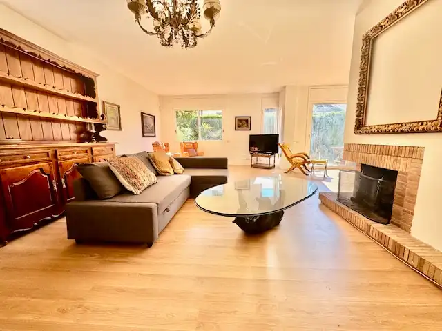 Sala d'estar de Casa adosada en venda en Sant Cugat del Vallès amb Aire condicionat, Calefacció i Jardí privat