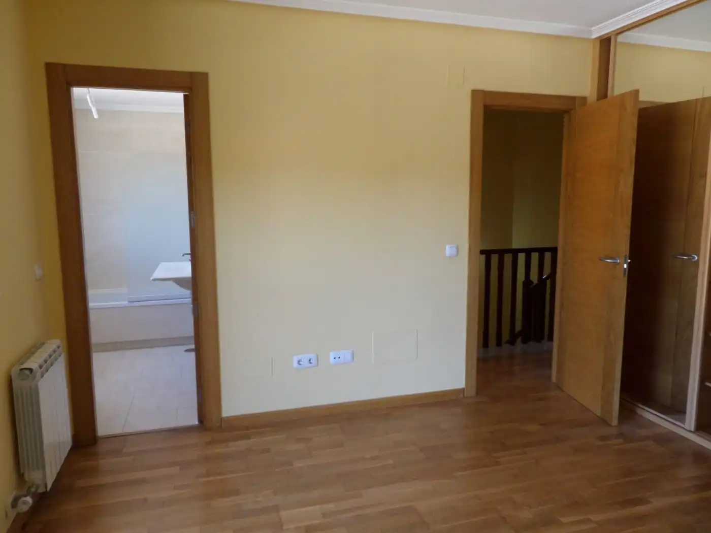Casa adosada en venta en Laguna de Duero con Calefacción, Terraza y Trastero