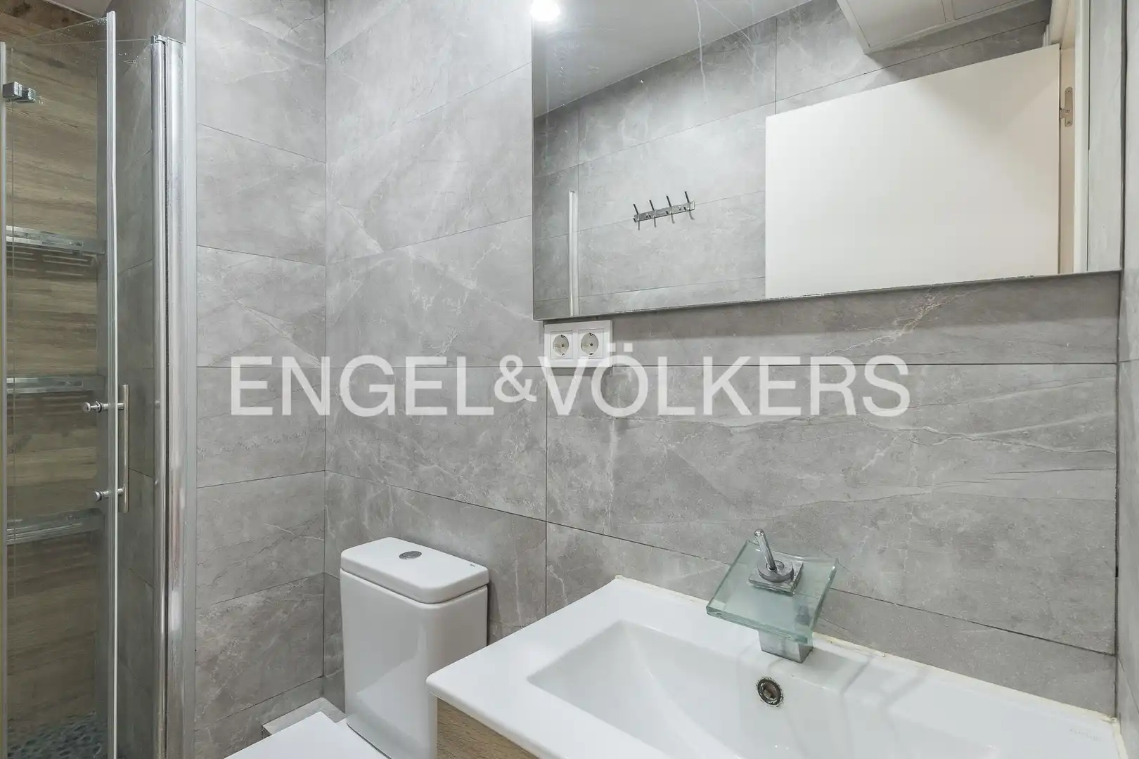 Baño de Piso en venta en L'Hospitalet de Llobregat con Aire acondicionado, Calefacción y Terraza