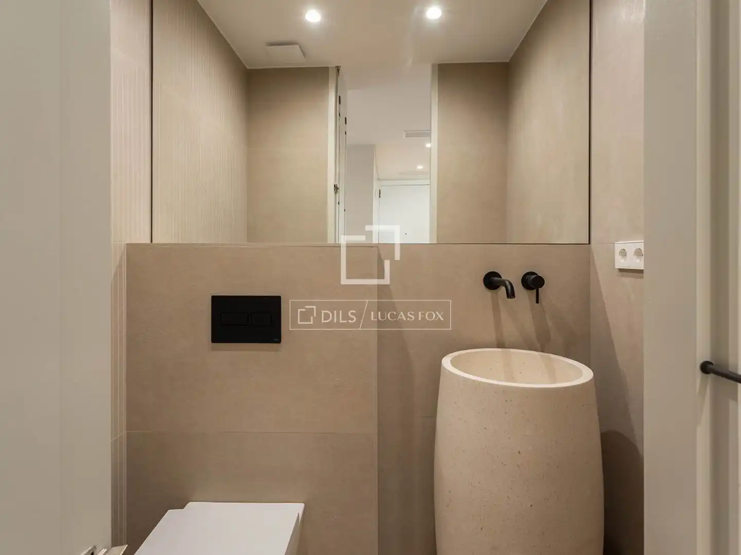 Badezimmer von Wohnung zur Miete in Barcelona mit Klimaanlage und Heizung