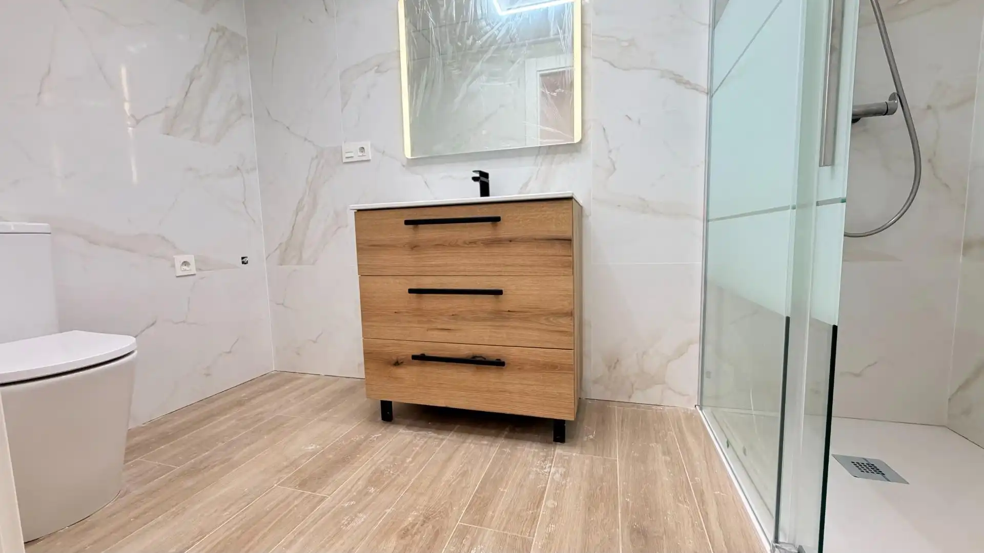 Badezimmer von Erdgeschoss zum Verkauf in Elche / Elx mit Klimaanlage