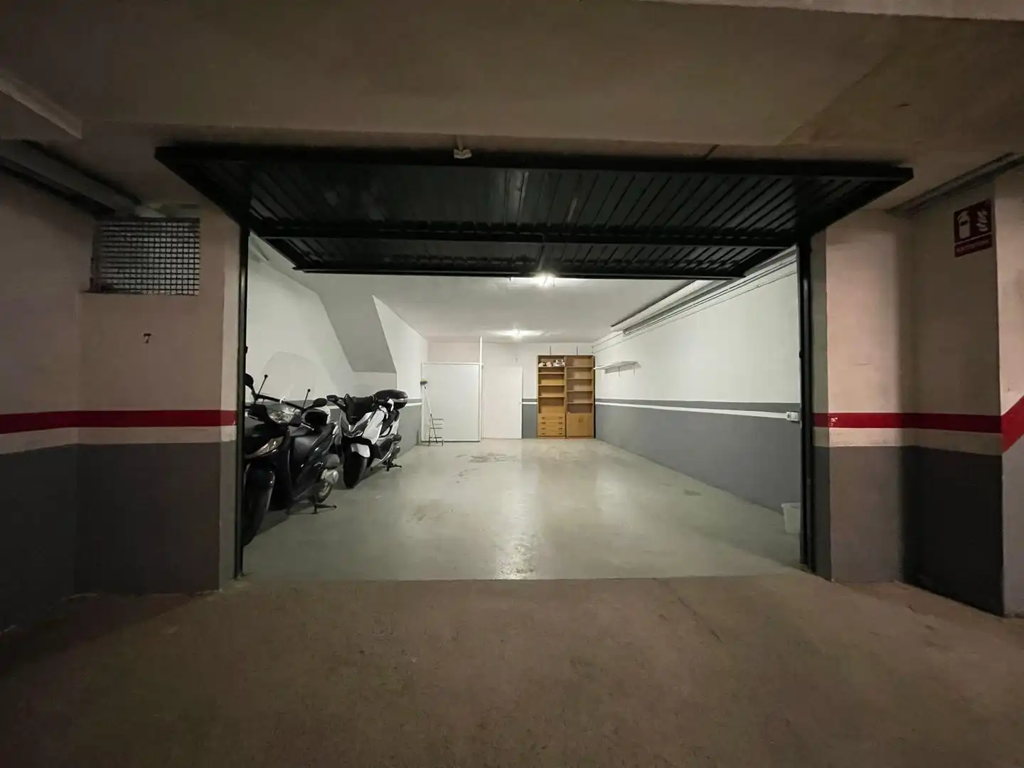 Parkplatz von Einfamilien-Reihenhaus zur Miete in Sant Andreu de Llavaneres mit Klimaanlage, Privatgarten und Balkon
