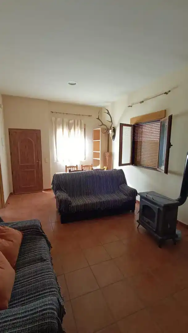 Sala d'estar de Casa adosada en venda en Fresneda de la Sierra amb Moblat