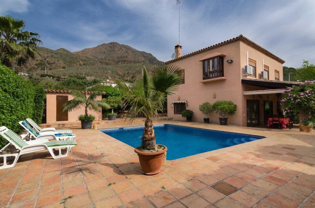 Vista exterior de Casa o xalet en venda en Estepona amb Aire condicionat, Calefacció i Jardí privat