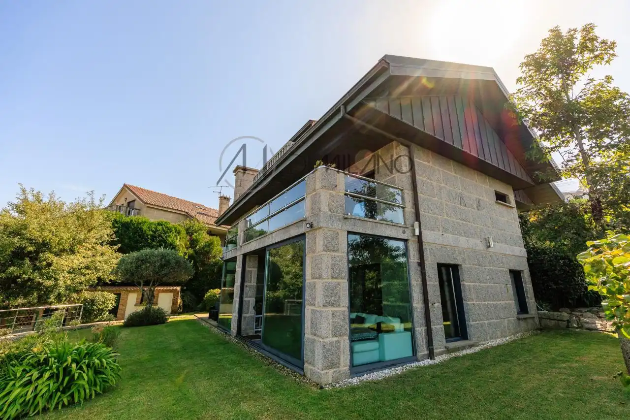 Vista exterior de Casa o chalet en venta en Nigrán con Calefacción, Jardín privado y Parquet