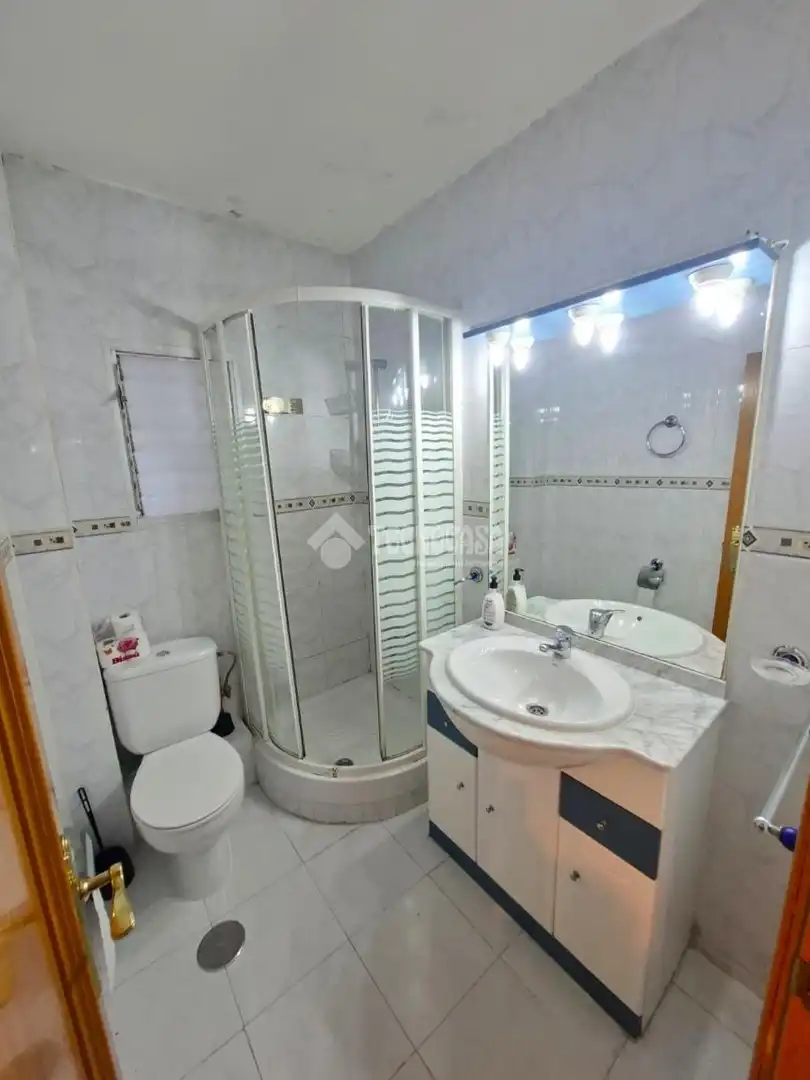 Bathroom of Flat for sale in Parla  with Air Conditioner, Heating and Terrace
