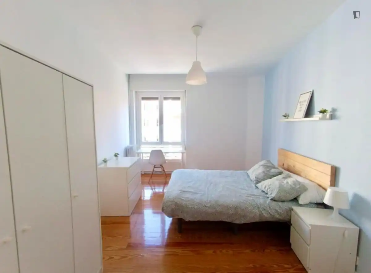 Dormitori de Apartament per a compartir en  Pamplona / Iruña amb Moblat, Forn i Microones