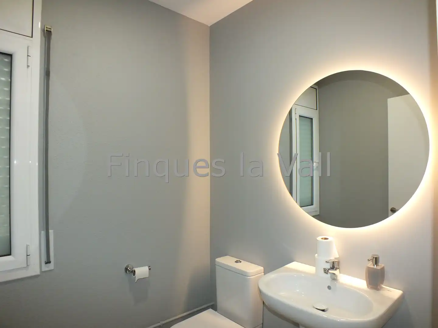 Badezimmer von Haus oder Chalet zum Verkauf in Tona mit Heizung, Privatgarten und Ofen