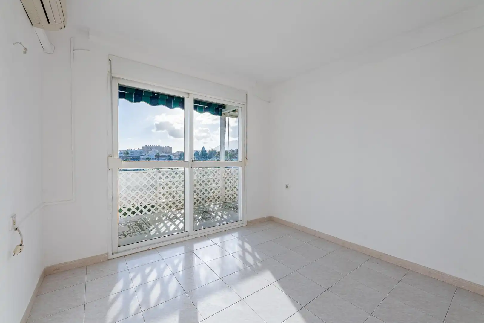 Habitación de Apartamento en venta en Benalmádena con Aire acondicionado, Calefacción y Jardín privado