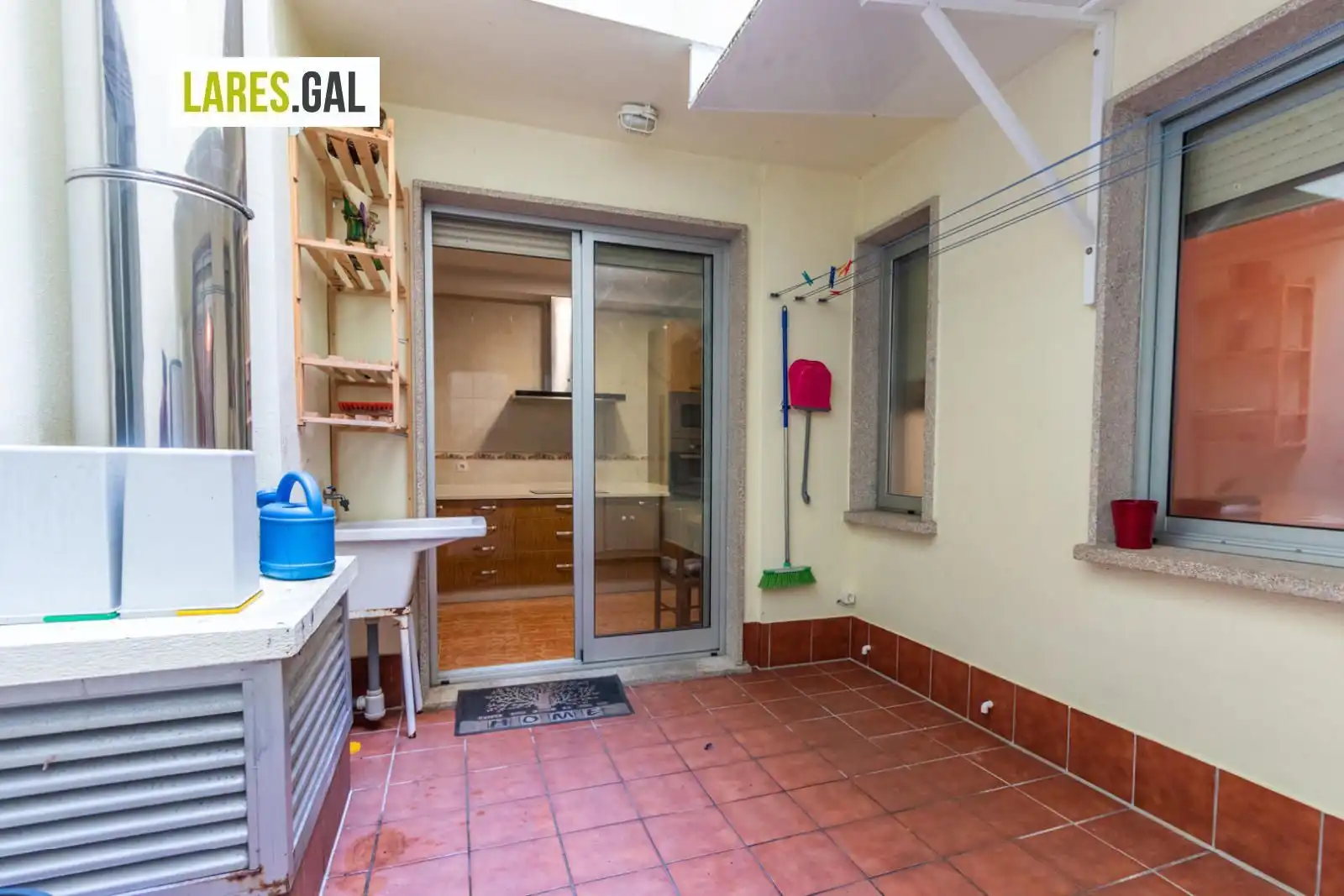 Cuina de Pis en venda en Cangas  amb Calefacció, Terrassa i Traster