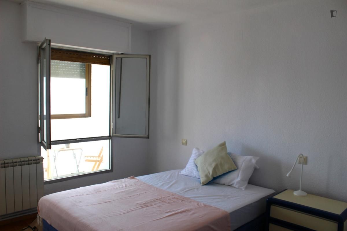 Dormitori de Apartament per a compartir en  Madrid Capital amb Moblat, Forn i Rentadora
