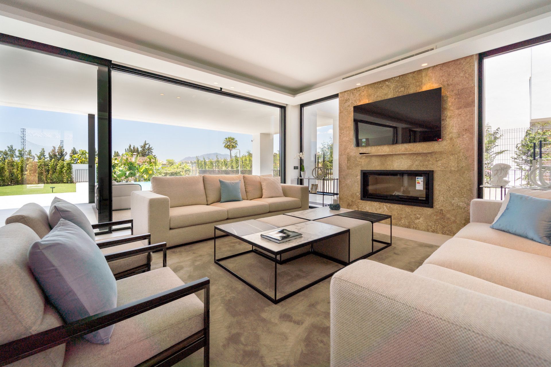 Sala d'estar de Casa o xalet en venda en Marbella amb Jardí privat, Terrassa i Piscina