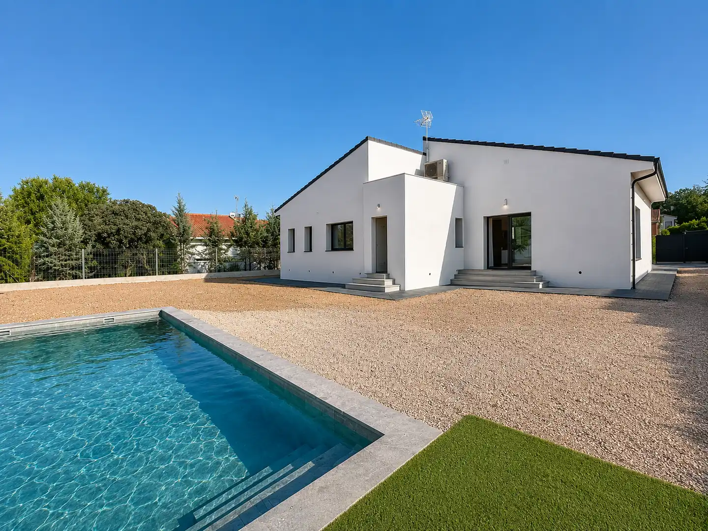 House with pool for sale in Eurovillas