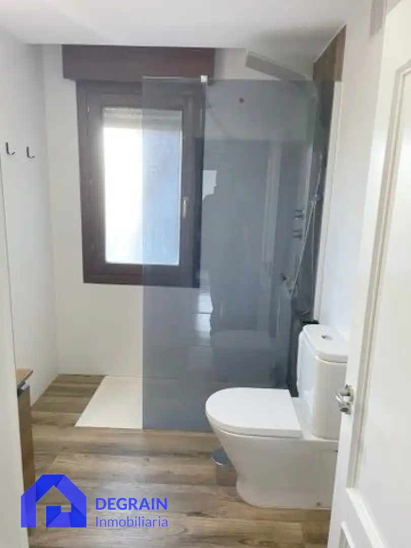 Badezimmer von Dachboden zur Miete in Oviedo  mit Heizung, Parkett und Terrasse
