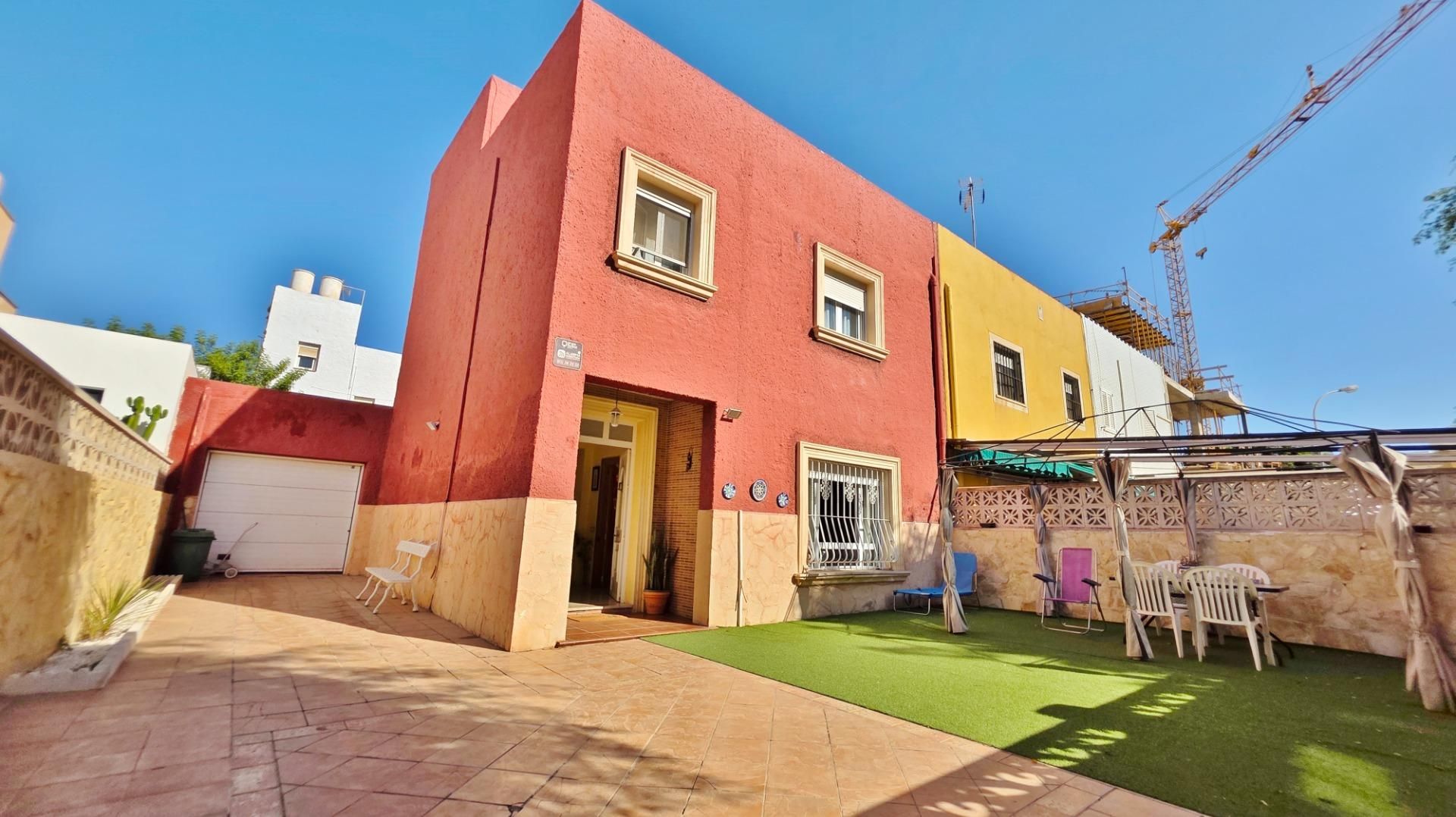 Vista exterior de Casa o xalet en venda en  Almería Capital