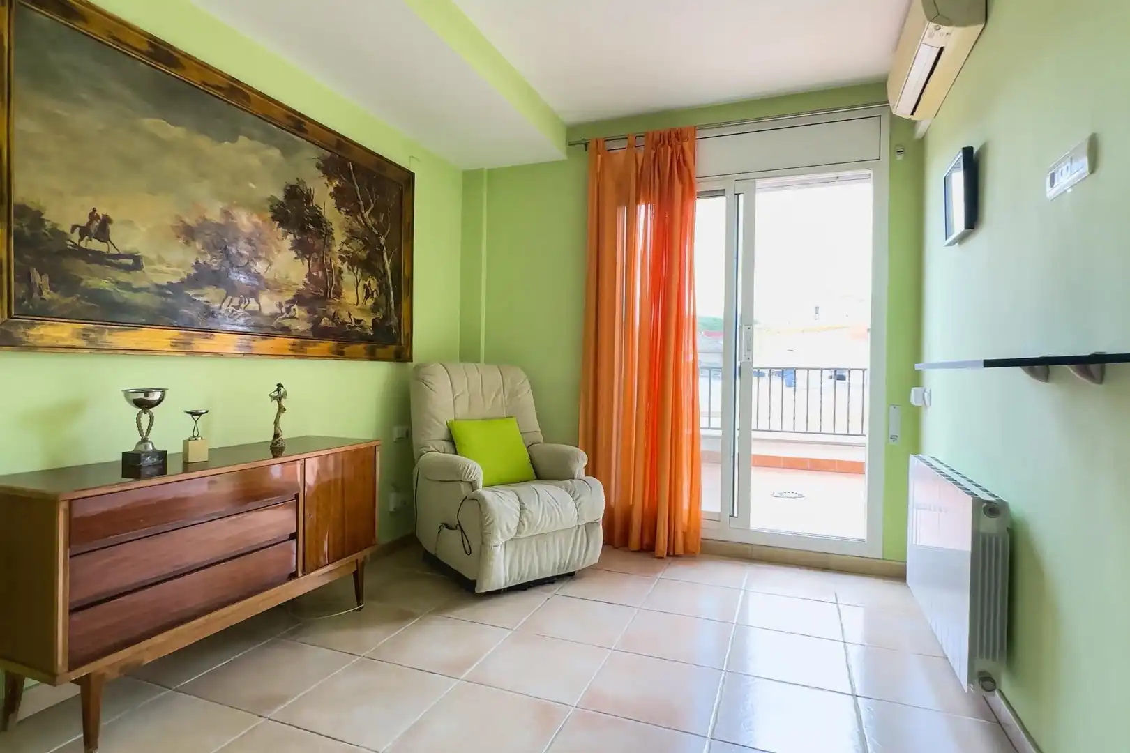 Sala d'estar de Casa adosada en venda en Sant Fost de Campsentelles amb Aire condicionat, Calefacció i Jardí privat