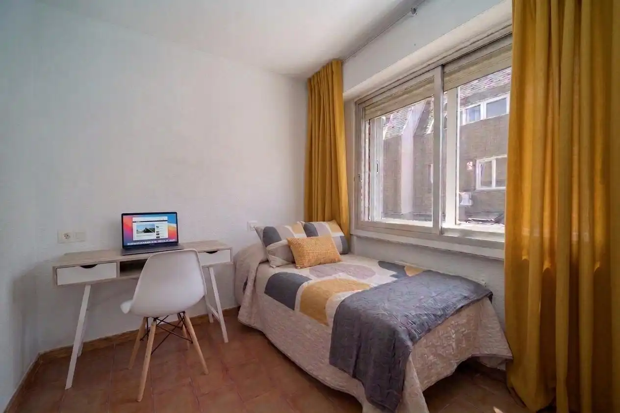 Habitación de Casa adosada en venta en Pozuelo de Alarcón con Aire acondicionado, Calefacción y Jardín privado