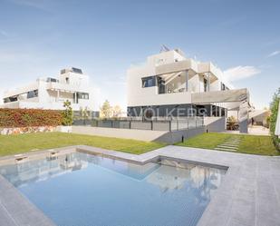 Exterior view of Single-family semi-detached for sale in  Madrid Capital  with Private garden, Terrace and Swimming Pool