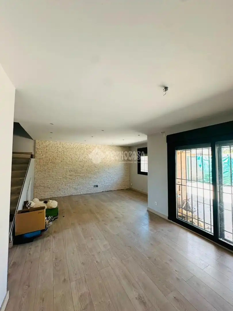 Casa aparellada en venda a Escalona, imagen 2