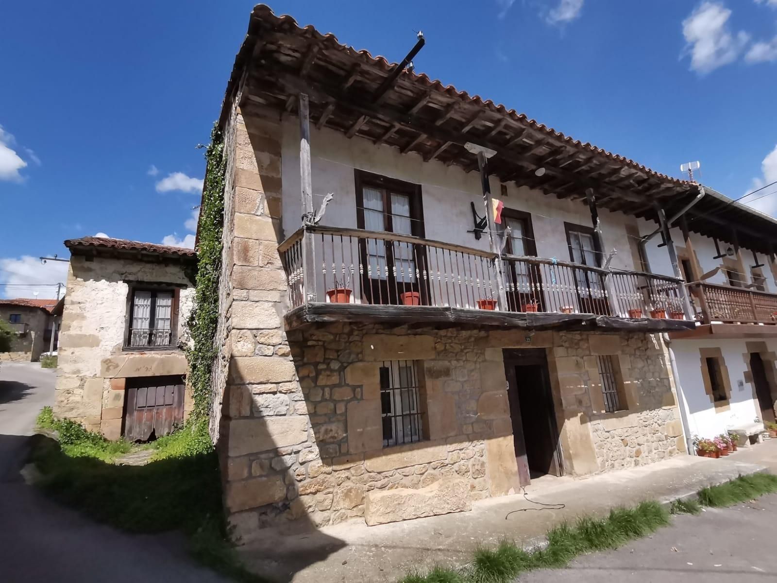 Vista exterior de Casa o xalet en venda en Villacarriedo amb Jardí privat i Balcó