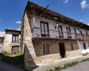 Vista exterior de Casa o xalet en venda en Villacarriedo amb Jardí privat i Balcó