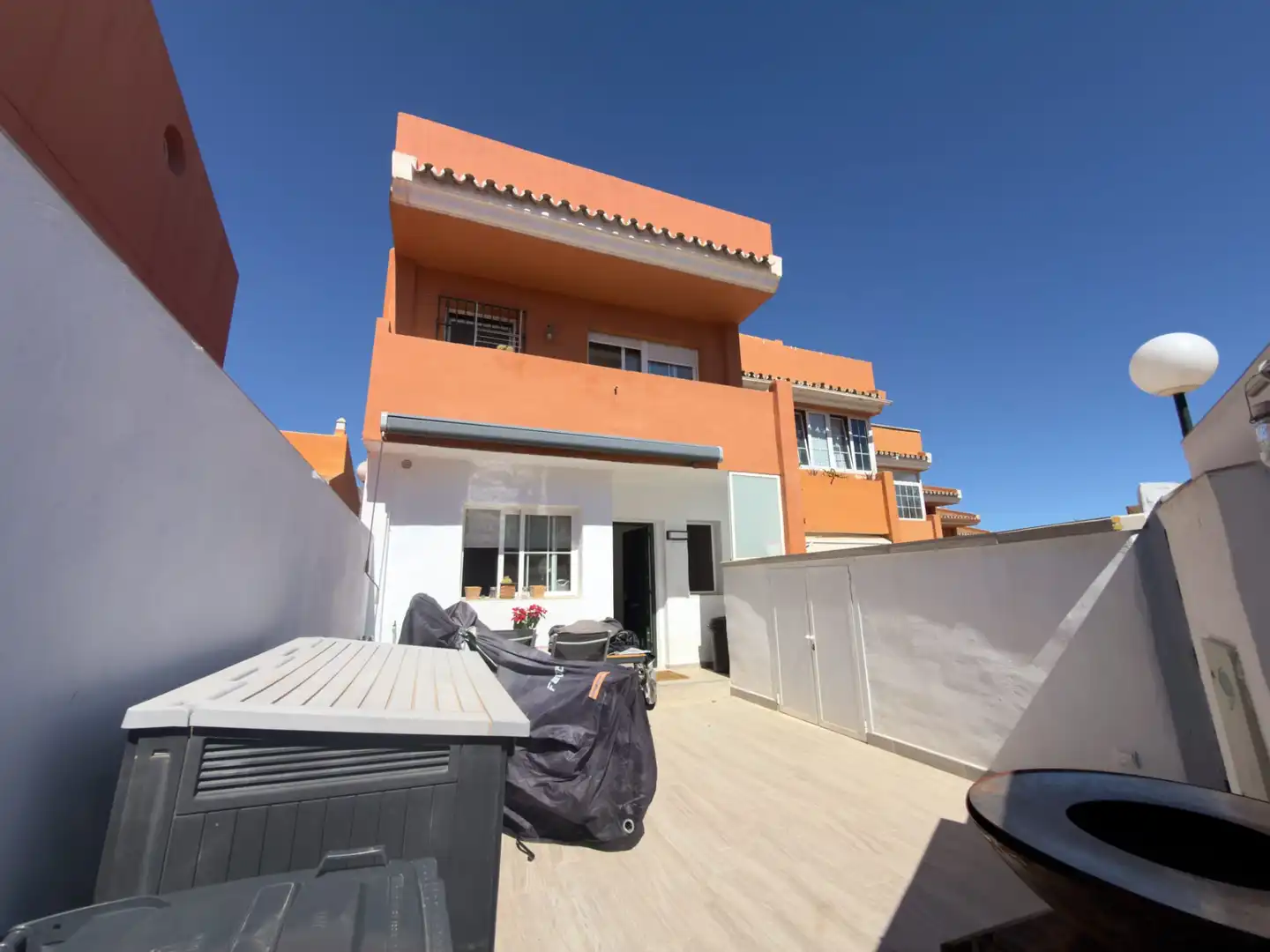 Vista exterior de Casa adosada en venda en Benalmádena amb Jardí privat, Terrassa i Traster