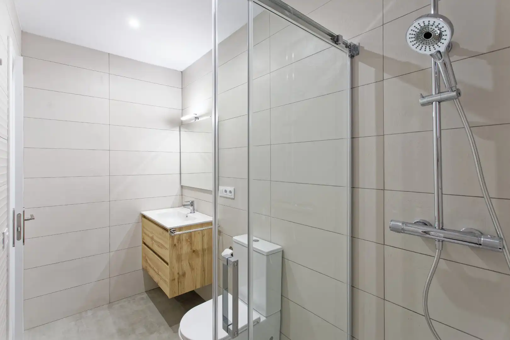 Badezimmer von Wohnung zum Verkauf in L'Hospitalet de Llobregat mit Parkett und Balkon