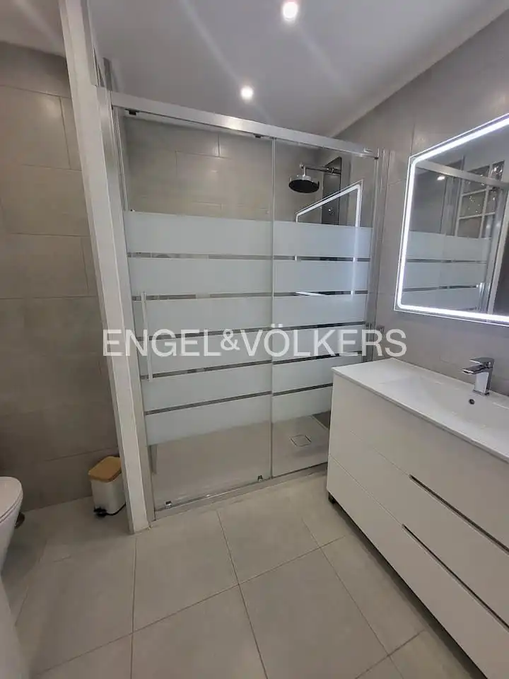 Baño de Piso de alquiler en Torrevieja con Aire acondicionado, Calefacción y Balcón
