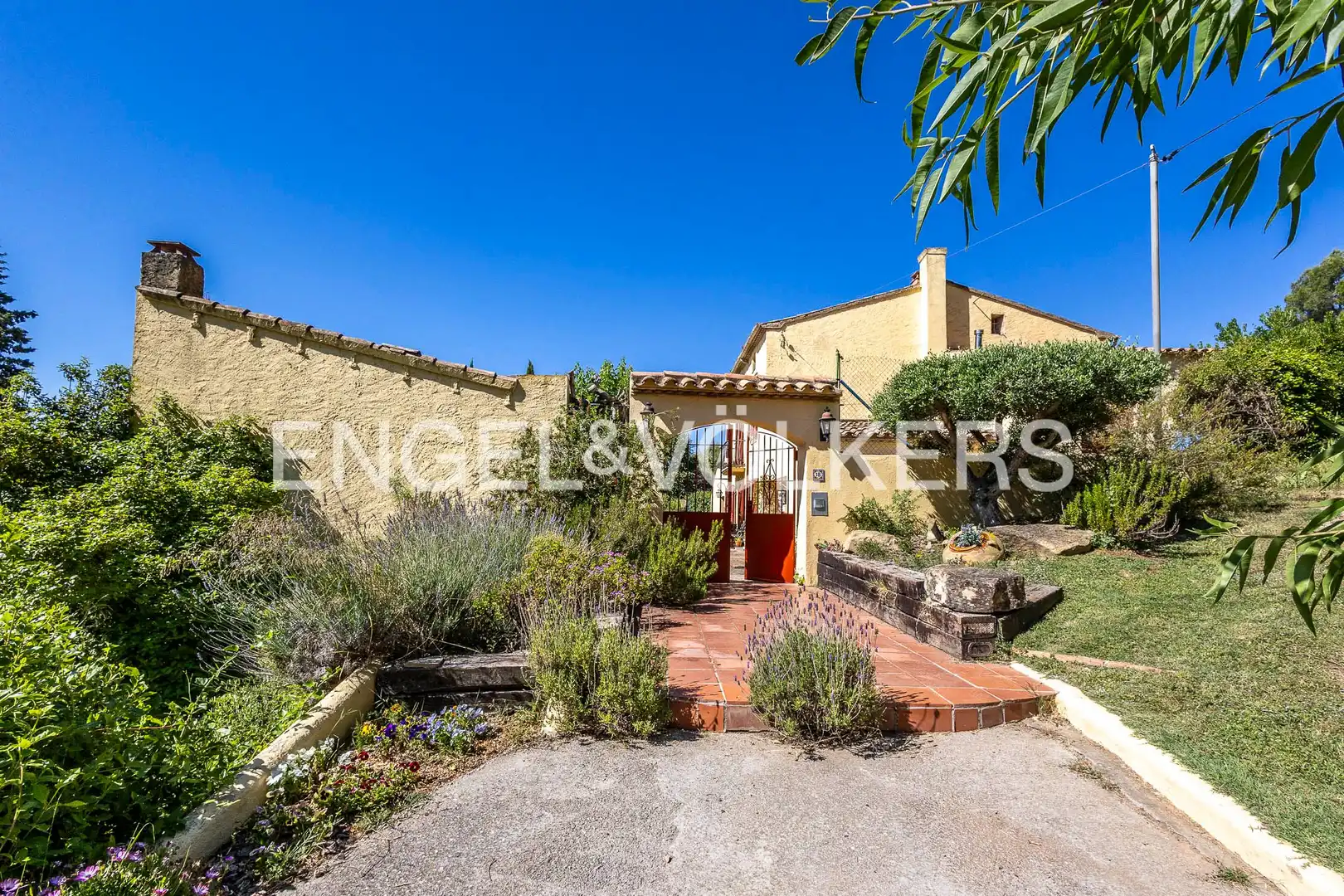 Vista exterior de Casa o xalet en venda en Torrelles de Foix amb Calefacció, Jardí privat i Terrassa