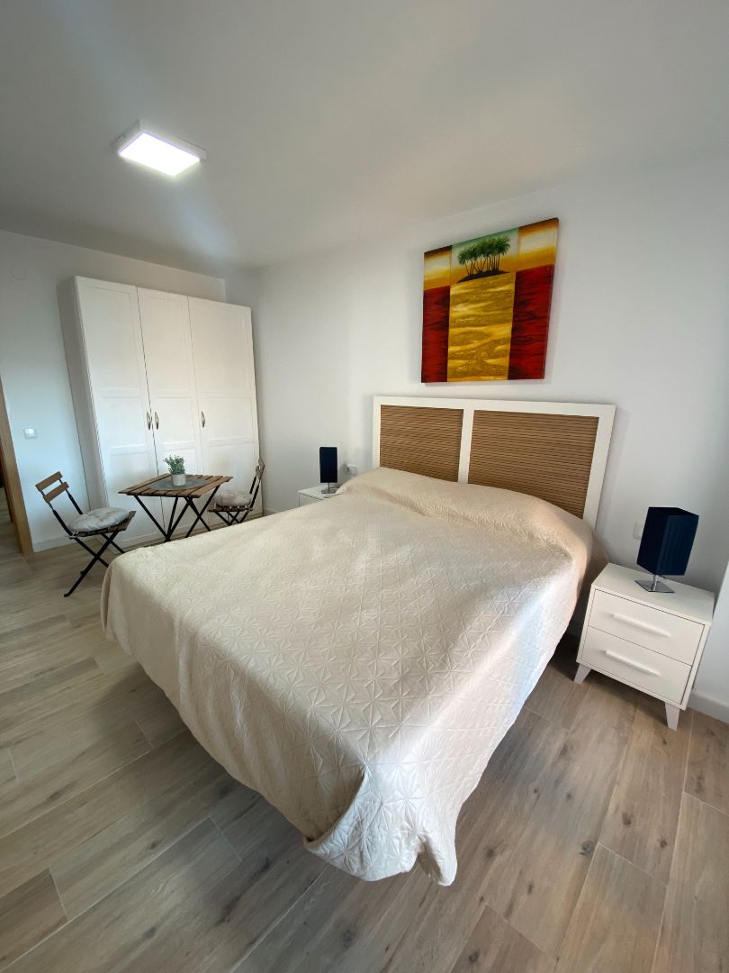 Dormitori de Pis de lloguer en Málaga Capital amb Aire condicionat, Terrassa i Moblat