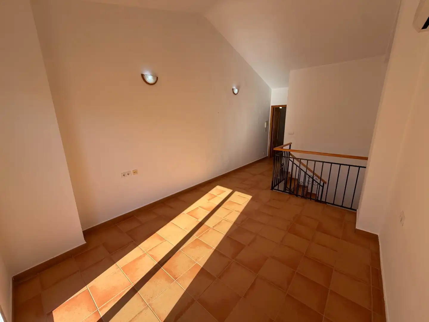 Einfamilien-Reihenhaus zum Verkauf in Dénia mit Klimaanlage, Privatgarten und Terrasse