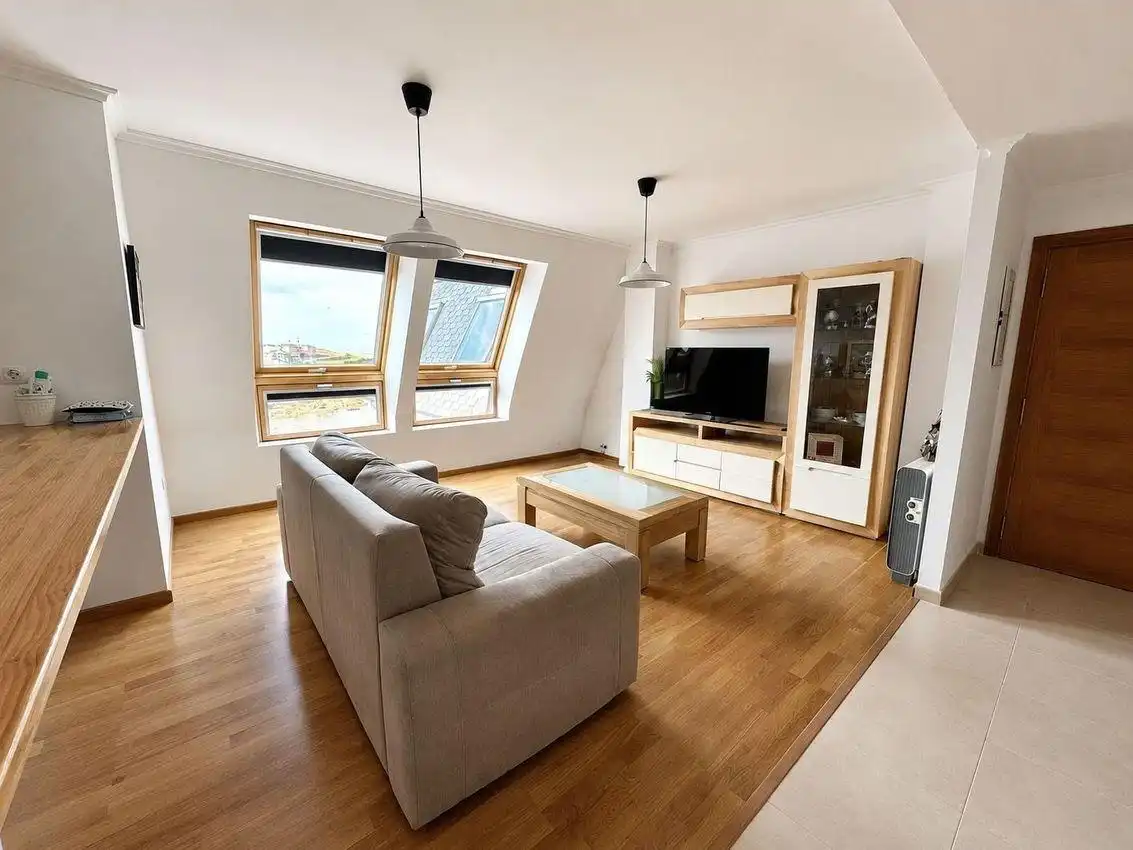 Wohnzimmer von Dachboden zum Verkauf in Cervo mit Heizung, Abstellraum und Möbliert