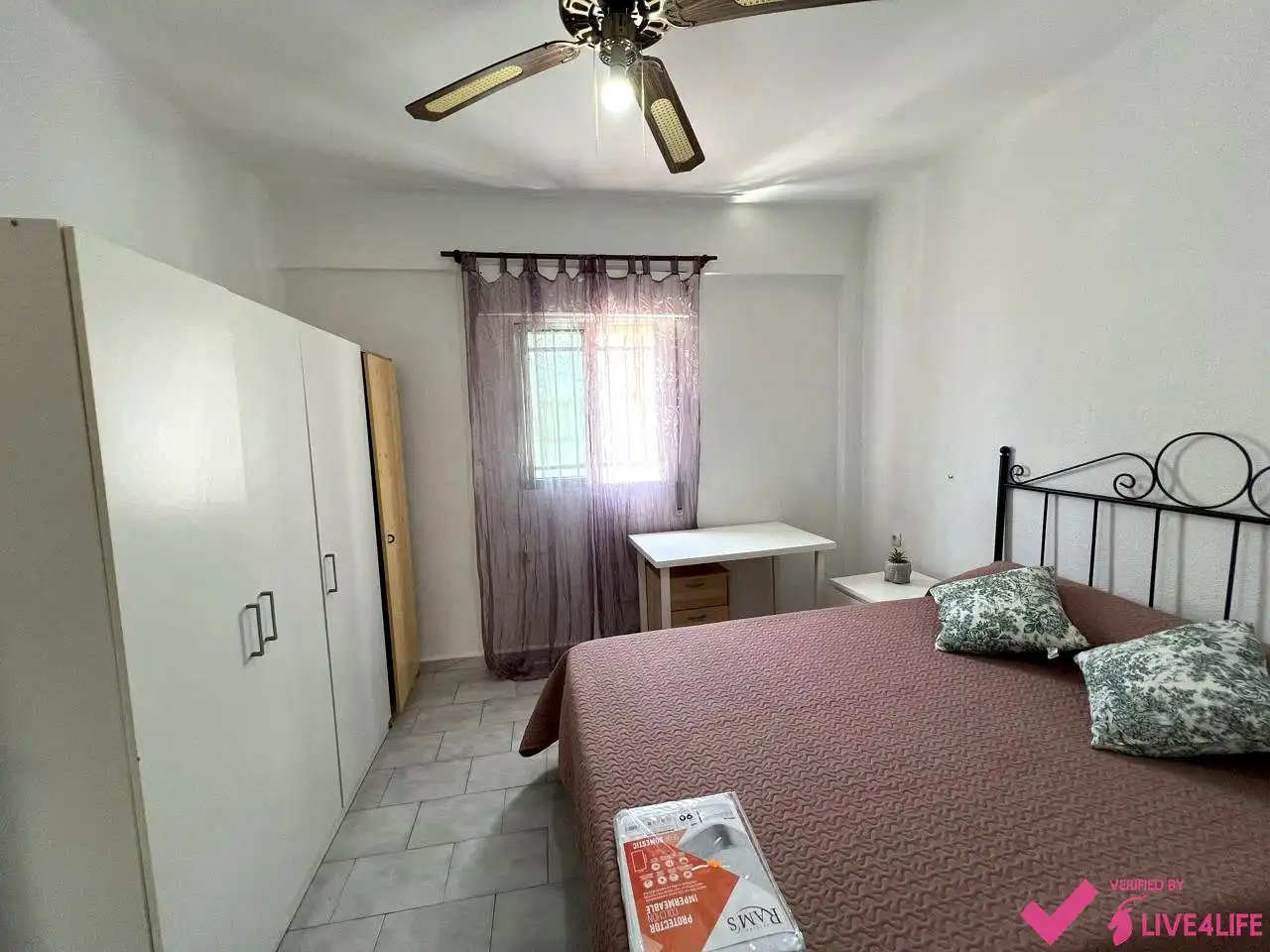 Bedroom of Flat for share in Sevilla  with Air Conditioner, Heating and Furnished