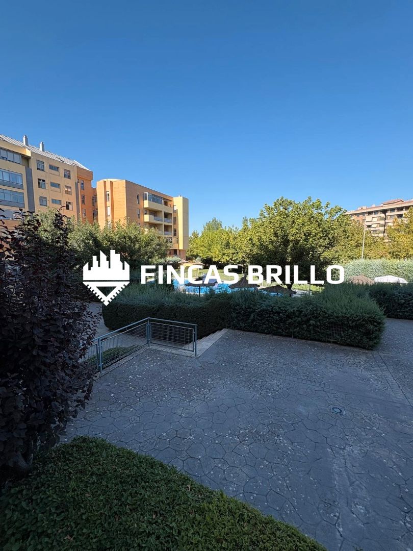 Vista exterior de Pis en venda en Cáceres Capital amb Terrassa, Traster i Piscina