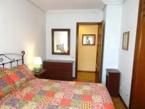 Schlafzimmer von Wohnung zur Miete in Gijón  mit Heizung, Parkett und Möbliert