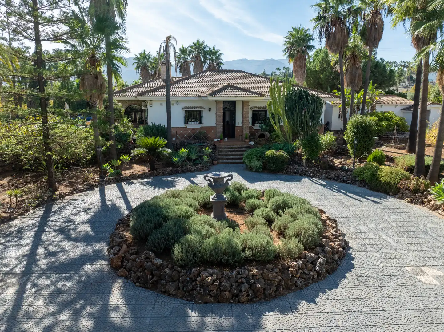 Vista exterior de Casa o chalet en venta en Alhaurín de la Torre con Aire acondicionado, Calefacción y Jardín privado