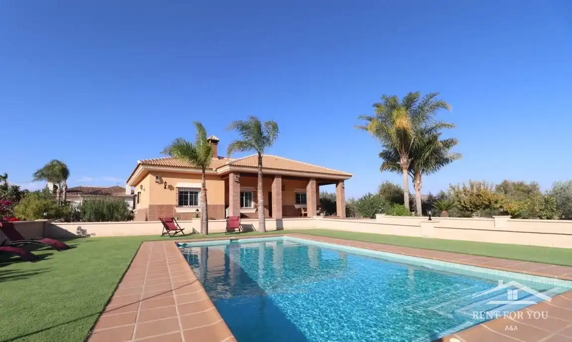 Vista exterior de Casa o xalet de lloguer en Alhaurín El Grande amb Aire condicionat, Jardí privat i Terrassa