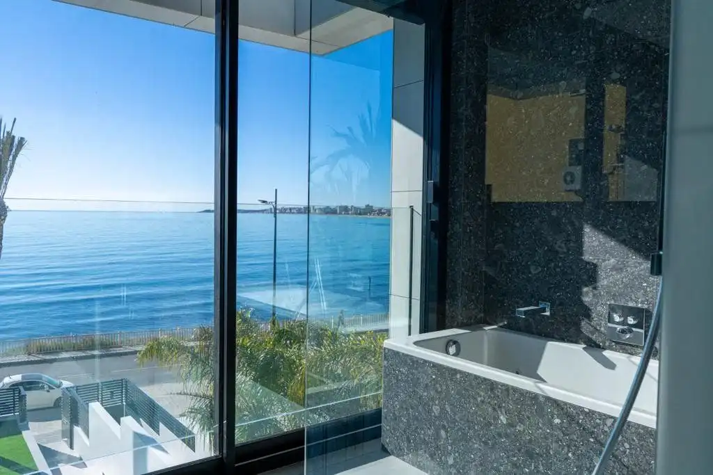Badezimmer von Einfamilien-Reihenhaus zum Verkauf in El Campello mit Privatgarten, Terrasse und Abstellraum