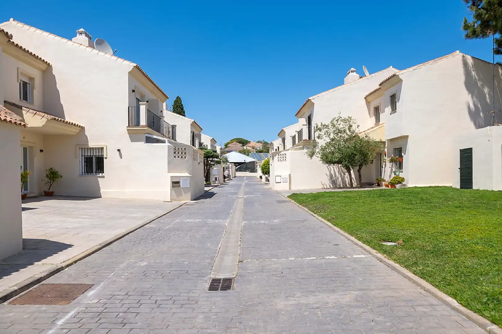 Exterior view of Detached homes for sale in Marbella  with Air Conditioner, Heating and Private garden